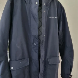 Didriksson Höst/Vinter jacka - Varm och vattentät, använd endast ett fåtal gånger så är i nyskick. Finns en liten synlig fläck men absolut inget som stör värst mycket. Säljer då den blev alldeles för stor för mig 🙂  Köparen står för frakten ca 99kr spårbart.