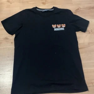 Moschino t shirt  - Helt ny  10/10 skick  Du står för frakt 