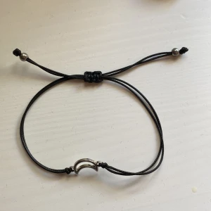 Armband måne  - Ett fint armband med en måne på. köpt för 50kr:) 