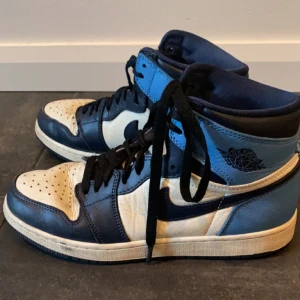 Jordans - Säljer mina Jordans köpta för ca 1 år sedan, de är väl använda men fortfarande i bra skick. De har creasat lite därframme. Tveka inte att kontakta mig för frågor eller fler bilder💕