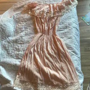 En klänning som jag själv använt som strandklänning då den är genomskinlig.