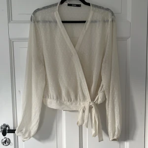 Söt blus  - Jätte söt blus från bikbok i storlek XL men sitter som M.  En knapp saknas innanför men inget som påverkar. 