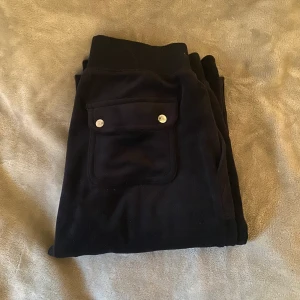 Juicy byxor - Säljer dessa jätte fina svarta juicy byxor i storlek xs, säljer då dom inte kommit till användning och det inte riktigt är min stil längre, köpta för ca 1200, dom är använda bara 1 gång så dom är som nya ❤️ skriv privat om man har några frågor, om fler blir intresserade så blir de budgivning, +frakt ❤️