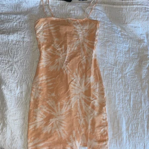 Tajt klänning - En tajt klänning med slits nertill. 