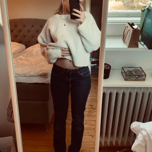 Stickad tröja - Mysig höststickad i vit/ljusbeige.