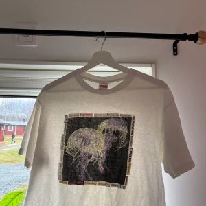 Supreme jellyfish tee M - Supreme tisha från 2018 (tror jag) storlek M. Sparsamt använd 