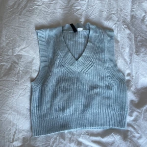 Stickad väst - Ljusblå stickad väst