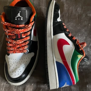 Nike air force  - Mina favorit skor säljer jag nu<3 Skorna är riktigt sköna men har 1 slitage på insidan (ett gult märke) annars är dem väldigt fina för att vara begagnade!