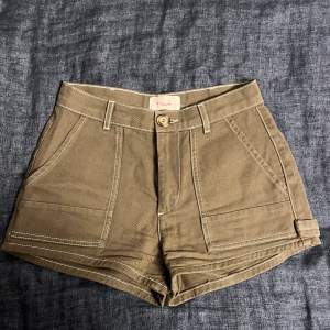 Militärgröna jeansshorts med snygga fickor och vita sömmar. Köpta på Zalando och har inga defekter trots användning.