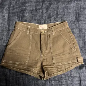 Militärgröna jeansshorts med snygga fickor och vita sömmar. Köpta på Zalando och har inga defekter trots användning.