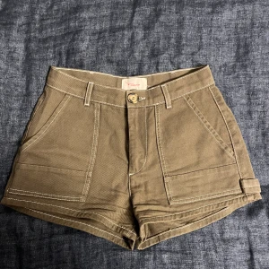 Militärgröna jeansshorts - Militärgröna jeansshorts med snygga fickor och vita sömmar. Köpta på Zalando och har inga defekter trots användning.