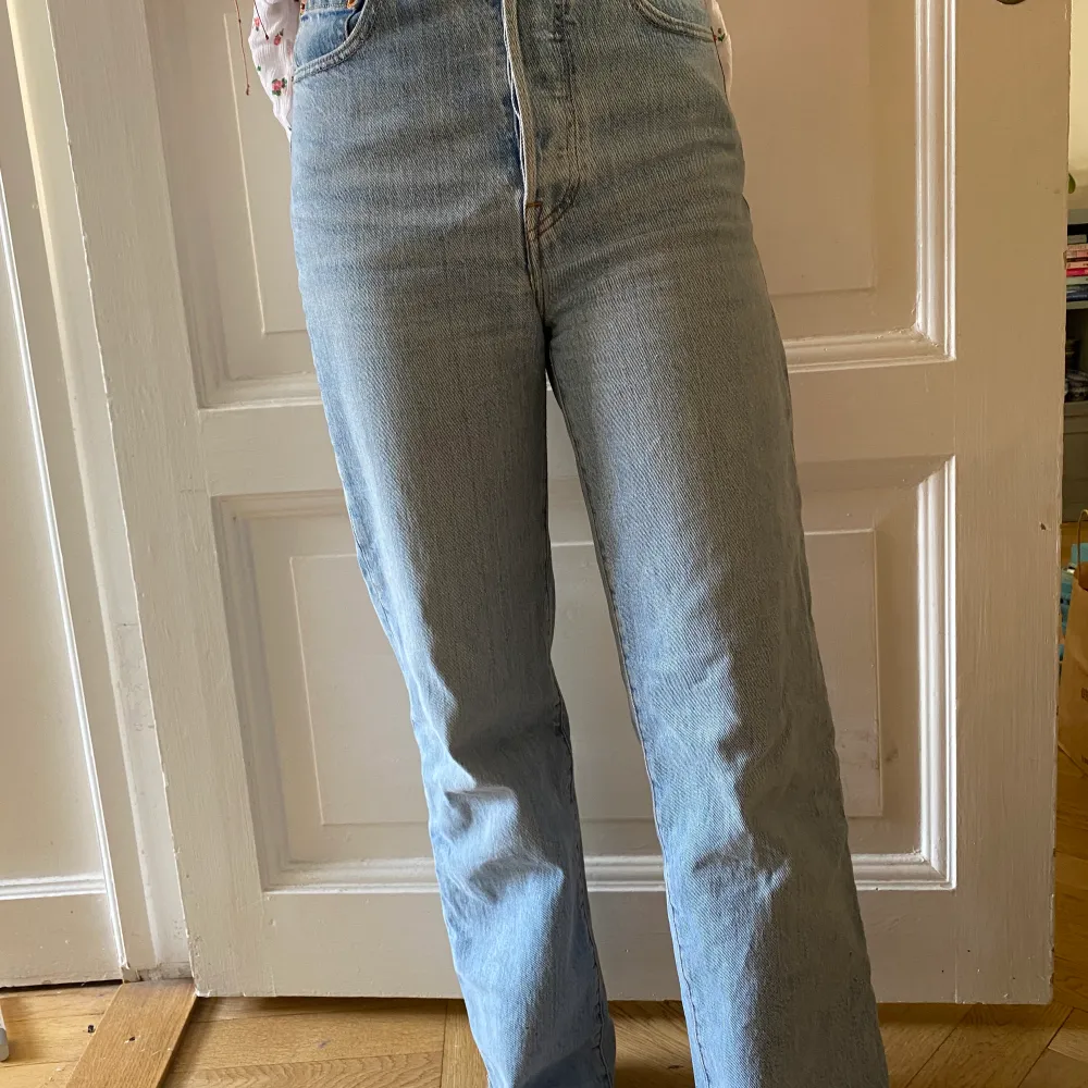 Säljer mina fina levis Jeans då dom inte kommer till användning! Skulle säga att storleken är 34-36. Köparen står för frakten💕. Jeans & Byxor.