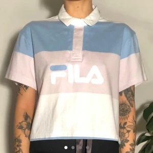 Fila cropped polo - Vit, blå och rosa polo från fila   Storlek XS  Pris kan diskuteras ☺️