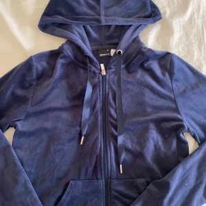 Blå Kofta - Säljer denna mörkblåa kofta från gina tricot. Säljs pågrund av att jag ej använder den längre. Sparsamt använd. Säljer matchande underdel på min profil. Kom privat för fler bilder, pris kan diskuteras❤️❤️