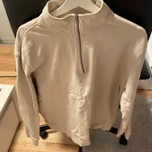 Snygg Dobber half zip tröja som funkar skit bra med allt. Köptes ny för 350kr. 