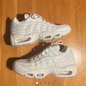 Nike WMNS AIR MAX 95 SE - Summit white  Storlek 36  Original kartong   Skorna är endast använda en gång inomhus ända tecken är underdelen av sulan som är lite missfärgad eftersom den är genomskinlig  Pris kan dirkuteras☺️