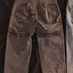 Stretchiga tränings tights  - Säljer mina stretchiga tränings tights som uthäver rumpan lite de är jätte sköna och helst oanvända i storlek S  Hör av er vid frågor eller fler bilder Köpare står för frakten  