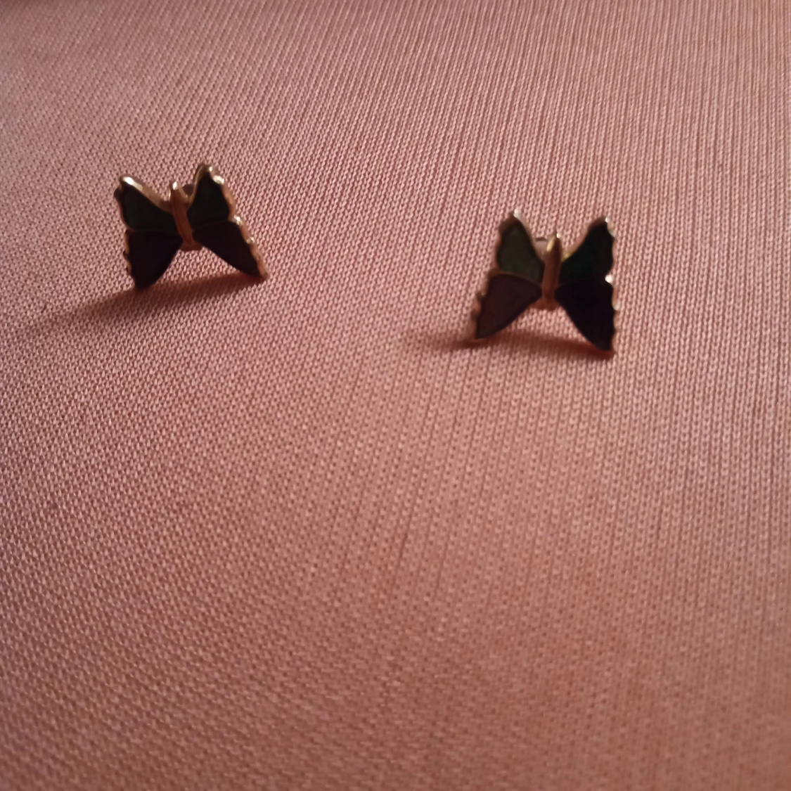 Guldfärgade örhängen Fjäril med grön emalj. - 90