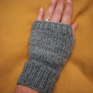 Nya gråa torgvantar stl S-L - HÖSTREA på alla mina annonser! Här ett par nya, gråa torgvantar. Jag har stickat dem i ett garn som är varmt och skönt, men inte stickigt. Kan tvättas i 40 grader. Pris 87 kr dvs. 100 kr inkl.frakt som vanligt brev. Lite dyrare vid spårbar frakt.