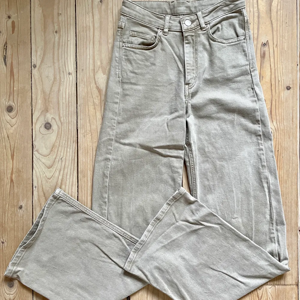 Beigea/sandfärgade vida jeans. Köpta i somras och använda ca tre gånger så i nyskick!  Obs snabb affär pga flytt💚. Jeans & Byxor.