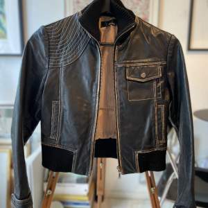 Snygg och trendig vintage skinn jacka med olika coola detaljer sydda runt om. Storlek- XS. Bara att skriva om fler bilder önskas. 