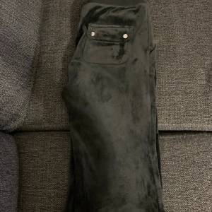 Juicy couture byxor - Säljer dessa fina juicy couture byxor pga att de är för små. De är i superbra skick. Möts bara upp.