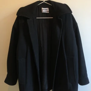 Kappa - Snygg kappa från weekday! Oversized passform. Superskön och passar till allt❤️ säljer för den tyvärr inte kommer till användning