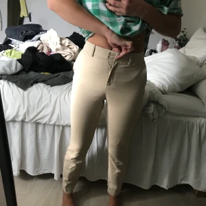 Kostym  - Supersköna beiga kostymbyxor😁