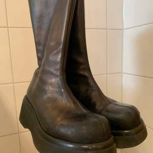 Platform boots från 70-80 talet! Dom är svarta/mörk bruna med en matt brons glans, på insidan av kängorna finns ett elastiskt band för dom med större ben 🤍Meddela om intresse 😚(Btw så funkar dom för 38.5-40) Med frakt 700-750kr beroende vart det ska.