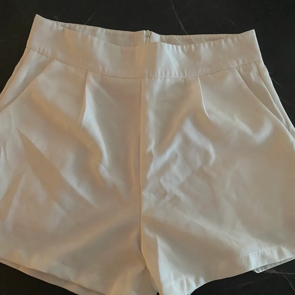 Vita shorts med dragkedja på baksidan från Shein, i storlek S/36, ingen stretch. Endast provad. Köparen står för frakt🌻. Shorts.