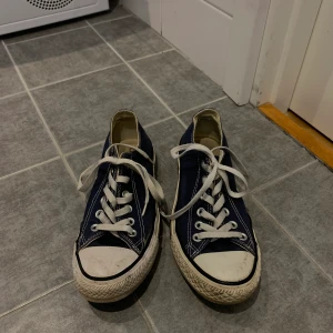 Skor - Blå converse från Footway i storlek 39, köpta för ca 680kr, säljer för 200kr+frakt ❤️