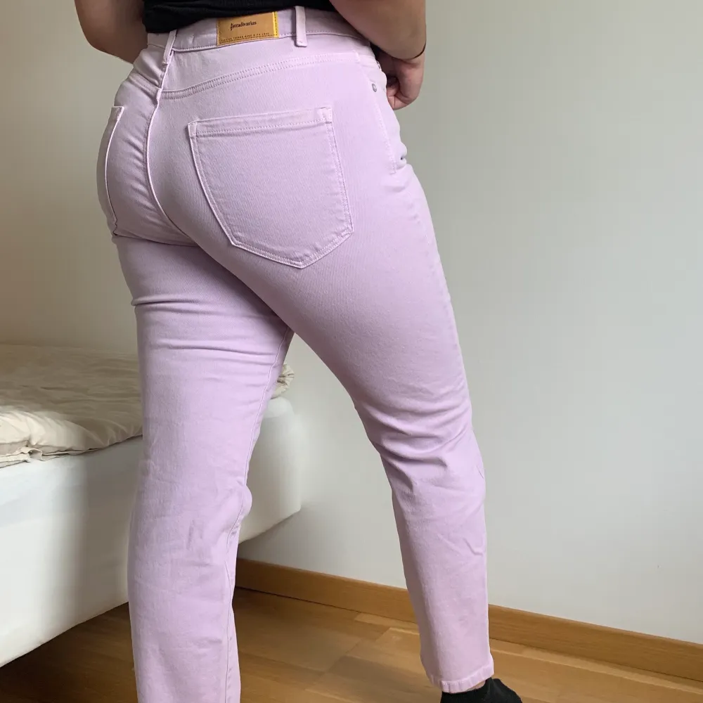 Väldigt fina och sköna rosa/lila jeans från stradivarius! Bara använda ca 3 gånger och är fortfarande i nyskick. Jeansen är lite små i storleken och passar även de som bär storlek 38! Jeansen är en mom style. Priset kan diskuteras!🥰. Jeans & Byxor.