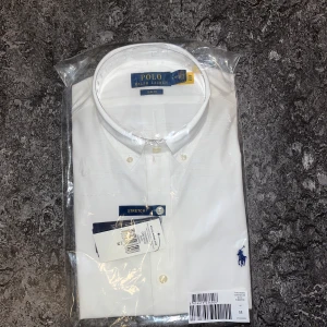 Polo Ralph Lauren skjortor - Nya vita skjortor från ralph lauren. Nypris på dessa är ca 1300kr. Kvitto finns vid intresse, hör av er vid frågor!