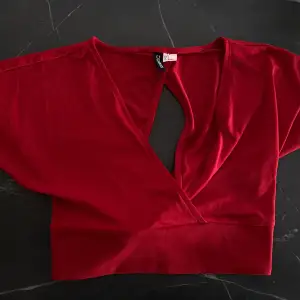 Röd t-shorts/topp med justerbar rosettknytning i ryggen, använd 1 gång så är i nyskick. Från Divided HM i storlek S, men passar även XS. Köparen står för frakt🌻