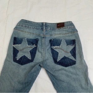 Jeans  - Säljer mina super fina Lee jeans med stjärnor på bakfickorna. ⭐️⭐️  Jag är 167cm, dem är lite långa på mig men sitter perfekt🥰 Kontakta via intresse❤️