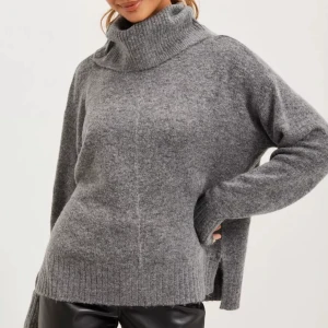 Stickad tröja  - Helt ny stickad tröja från Nelly. Aldrig använd. Lapp och allt sitter kvar. Jättegosig!  Köparen står för frakten 💕💕