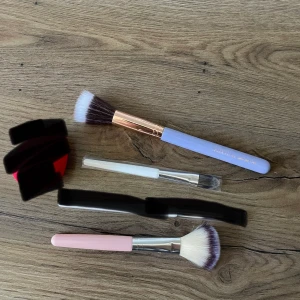 Oanvända produkter! - Helt nya produkter, kommer ej till användning! Bild 1: Borstar 40kr styck Bild 2: Ögonbrynsgele, eyeliner och ögonpennor 40kr styck Bild 3: Läpp-pennor, läppstift 40kr styck! För mer frågor om varje produkt skicka iväg ett meddelande😊