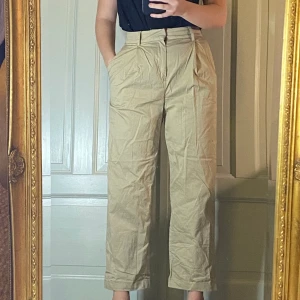 Beiga byxor - Raka i formen, Strlk 34 från H&M, lite högre i midjan 