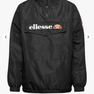 Ellesse - Säljer då den var förstor för mig. Frakten ingår