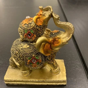 Söta elefanter 🐘 Mor och barn!❤️ - Jätte fina prydnads elefanter som behöver ett hem.  Storleken på elefanten är 8,5 cm bred och 10cm hög.