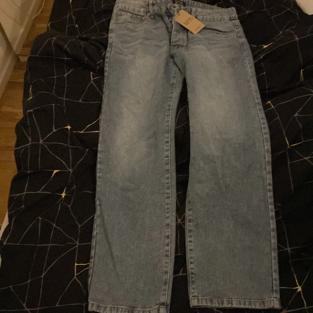 Ett par ljusblå jeans i passformen Relaxed fit/Straight fit. Aldrig använda. Helt nya (Lappen kvar) inköpta för 500kr. Storlek 32. Jeans & Byxor.