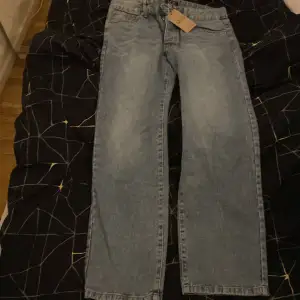 Ett par ljusblå jeans i passformen Relaxed fit/Straight fit. Aldrig använda. Helt nya (Lappen kvar) inköpta för 500kr. Storlek 32