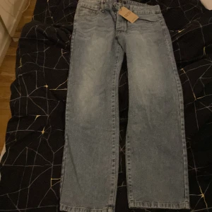 Boohooman - Ett par ljusblå jeans i passformen Relaxed fit/Straight fit. Aldrig använda. Helt nya (Lappen kvar) inköpta för 500kr. Storlek 32