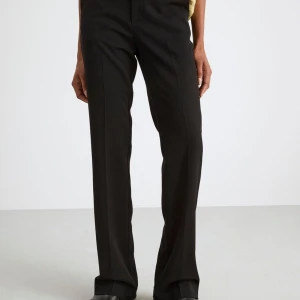 Fiona kostymbyxor  - Superfina svarta kostymbyxor från Lindex i modellen fiona med extra långa ben! I storlek 34 , säljer då de tyvärr är för små för mig :(  Pris kan diskuteras