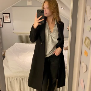 Kappa - Snygg kappa. Prislapp kvar så är aldrig använd. Köpt för många jackor så den har aldrig kommit till användning. Köpt för 700kr. Strl 32 men passar mig som har XS-S i vanliga fall om man inte vill ha den oversized. 