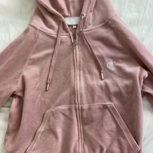 Tröja - Juicy tröja i storlek l men är inte alls stor i storleken färgen rosa och kommer inte till användning för min del❤️
