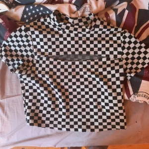 Rutig t-shirt magtröja. - T-shirt rutig strl M 