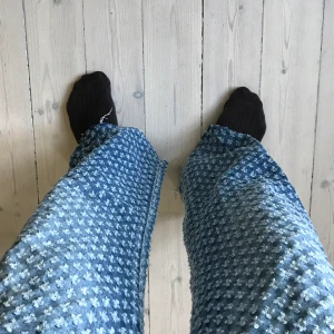 Unika Y2K jeans - Säljer ett par asballa jeans inhandlade second hand i Köpenhamn. Tyvärr lite för edgy för mig, även om jag älskar dom. Har aldrig sett några liknande innan. 