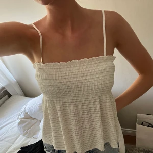 Mangolinne  - Säljer detta fina linne från mango i storlek s. Använd fåtal gånger.