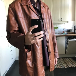 Läderjacka vintage style nyskick - En otrolig skinnjacka i galen kvalite. När jag köpte den såg den oanvänd ut, och jag har använt den 2-3 gånger, har för många skinnjackor. Jag är 190cm. 